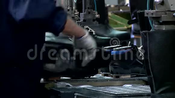 鞋厂输送儿童鞋切割机和鞋底铸造视频的预览图