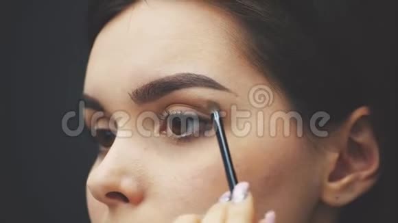合上少女的俏脸去取妆女人用刷子把眼影涂在眉毛上视频的预览图