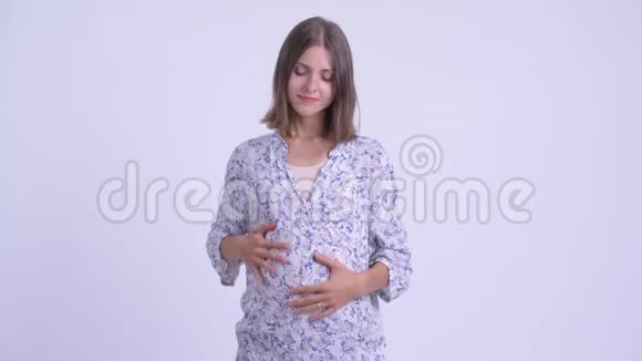 严肃的年轻孕妇低头思考视频的预览图