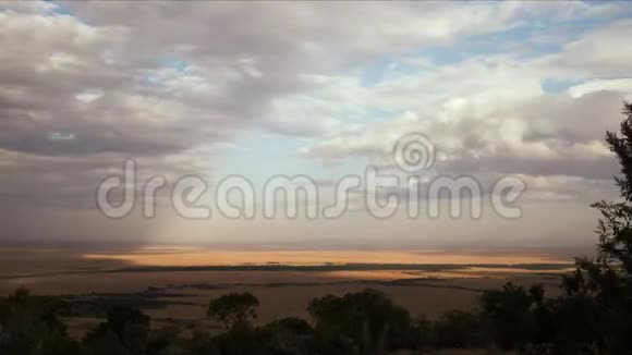 肯尼亚MaasaiMaraGame保护区的草原和云层视频的预览图