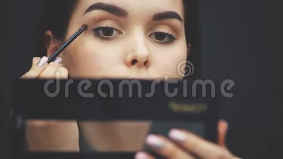 合上少女的俏脸去取妆女人用刷子把眼影涂在眉毛上视频的预览图