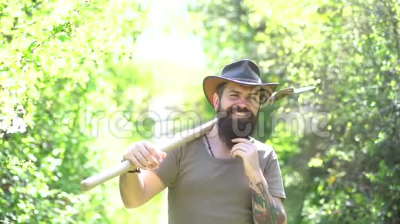生态生活生态度假村活动快乐的农夫在春田里玩得很开心地球日农夫的概念有胡子的男人视频的预览图