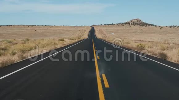 在美国沙漠景色中用黑色沥青和黄色线条开车视频的预览图