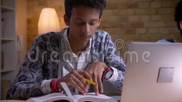 利用笔记本电脑和在线学习通过摄像头拍摄从印度到非裔美国男生的特写镜头视频的预览图