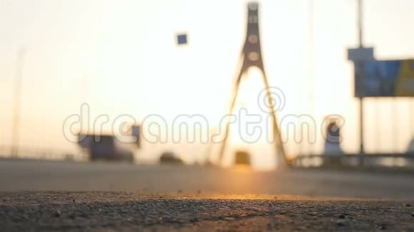 日落背景下的人腿城市桥汽车的运动慢动作特写镜头人行道上的阳光视频的预览图