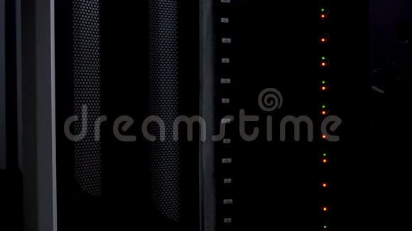 服务器机房特写镜头工作服务器机架的内部闪烁导致橙色和绿色视频的预览图