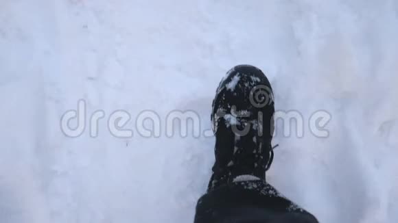 在雪道上行走的男性脚的详细视图穿靴子的人在路上踩着洁白的雪无法辨认视频的预览图