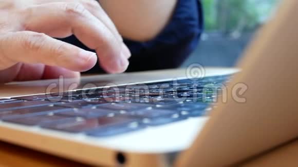 女性玩Macbook和浏览网站的动作视频的预览图