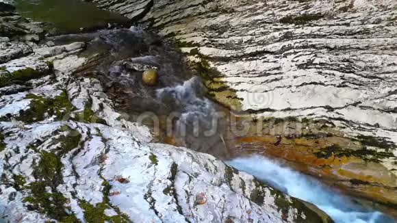 美丽的山河在夏天阳光明媚的天在峡谷里水在石头之间视频的预览图