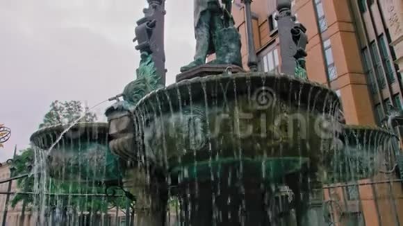 水流的喷泉的碗装饰喷泉的锻造栅栏和雕像慢动作视频的预览图