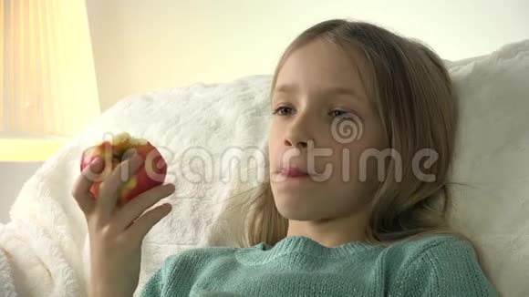 4K儿童边看电视边吃苹果女孩在沙发上放松生活教练视频的预览图