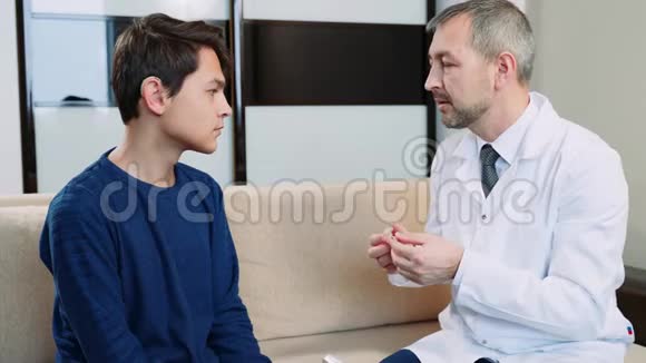 医生给一个十几岁的孩子戴上耳后助听器视频的预览图