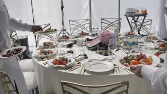 餐饮服务自助餐厅及酒店在婚礼或婚礼上服务员会把盘子和盘子放在客人的桌子上视频的预览图