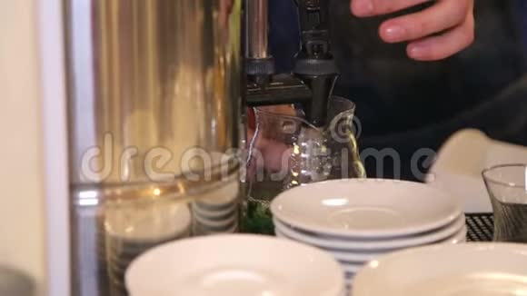 一个酒保把热水倒进茶壶里喝薄荷茶视频的预览图