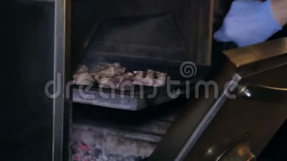 在专业的烤箱里用新鲜多汁的肉做牛排特写视频的预览图