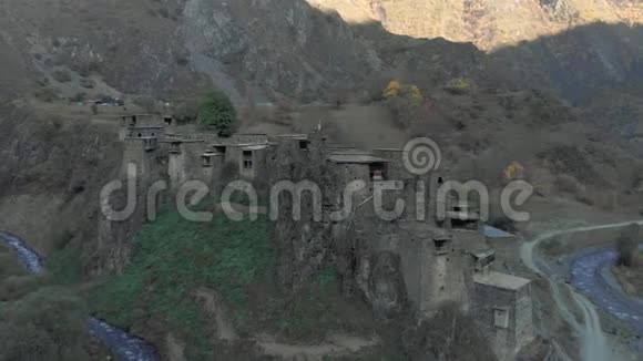 格鲁吉亚老堡堡垒和高加索山脉的望塔史诗无人驾驶飞机4k山谷美景自然视频的预览图