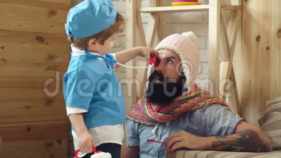 医生在医院检查孩子医生和病人健康考试快乐可爱宝宝医学和保健概念视频的预览图