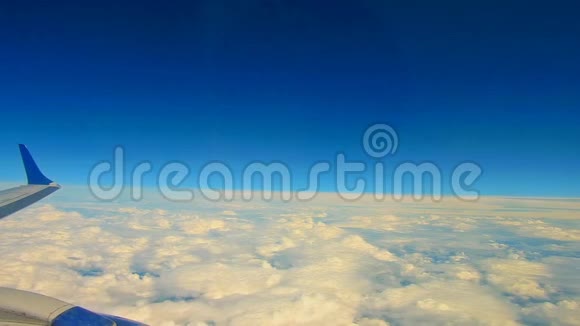 飞过云层乘飞机旅行通过飞机窗口查看背景纹理视频的预览图