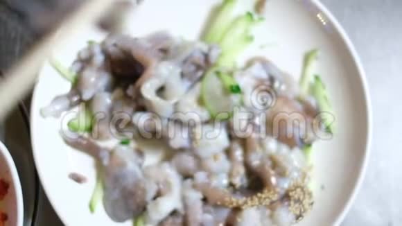 韩国美食桑纳克吉生的章鱼触手视频的预览图