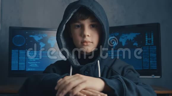 男孩奇迹黑客在数据中心充满显示屏幕的引擎盖神童黑客肖像视频的预览图