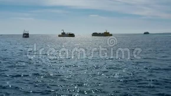 在海上航行的船只两艘同样的黄色旅游游艇在开阔的海面上的运动视频的预览图