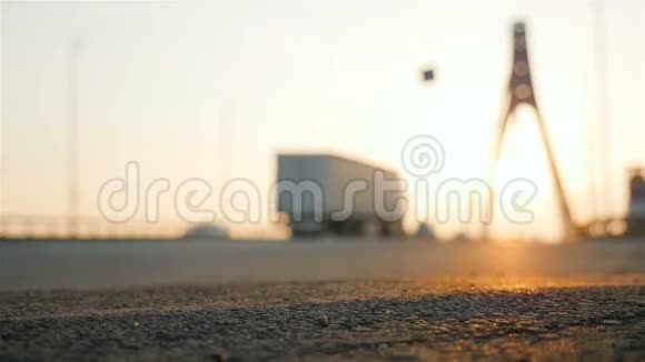 城市景观汽车的运动阳光反射在人行道上日落视频的预览图