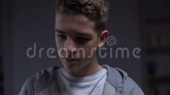 抑郁的青少年遭受情绪问题强烈的头痛失望视频的预览图