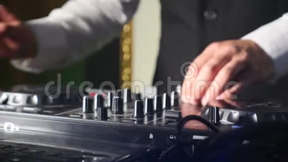 关闭DJ手在迪斯科俱乐部的现代CDUSB播放器播放派对音乐夜生活和娱乐概念主持人视频的预览图