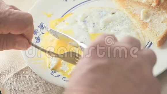 男人切炒蛋黄视频的预览图