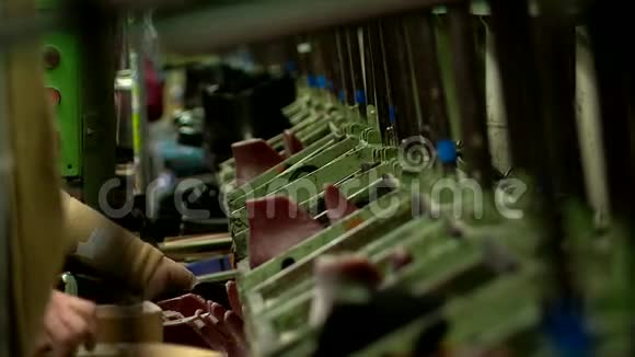鞋厂输送儿童鞋切割机和鞋底铸造视频的预览图