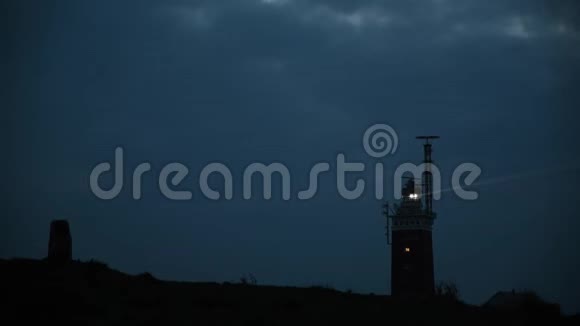 晚上岛上海岸上闪闪发光的灯塔视频的预览图