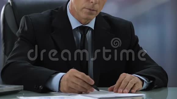 商人阅读和签署合同律师在办公室工作文件视频的预览图