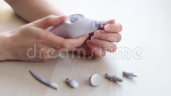 家庭指甲护理女人自己做五金修指甲桌子上的电动机器的喷嘴设备使用不准确视频的预览图