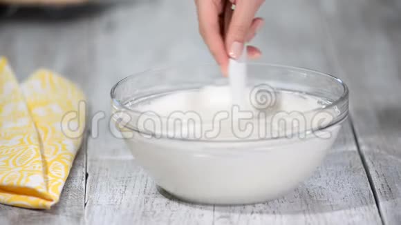 加鲜奶油白色温和的奶油特写镜头视频的预览图
