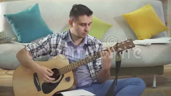 描绘年轻的创作人演奏吉他和写歌的音乐家视频的预览图