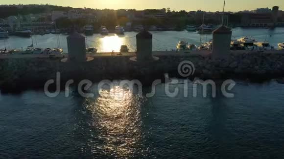 空中中世纪风车在曼德拉基港的日落盐射线在多德卡尼斯岛希腊罗德斯视频的预览图