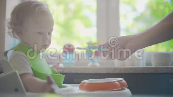 女婴拒绝吃汤匙视频的预览图