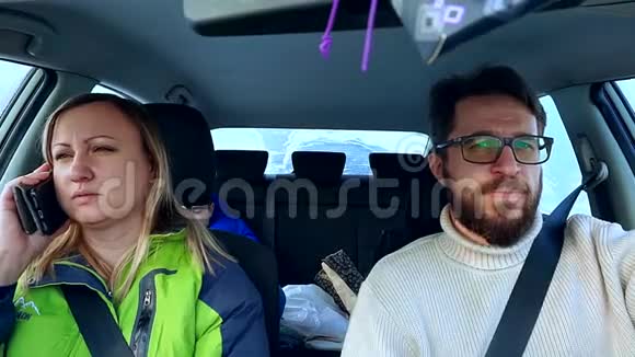 家里的爸爸妈妈和儿子在冬天的路上开车视频的预览图