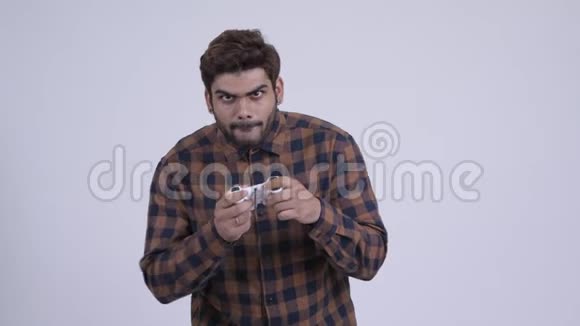 印度年轻的留着胡子的时髦男人在玩游戏和输球视频的预览图