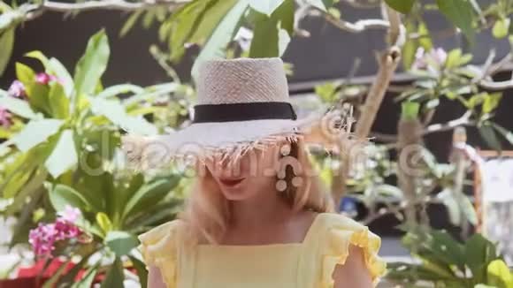 阳光明媚的一天戴着草帽的美女看镜头的画像视频的预览图