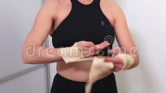 女子用灵活的磁带包手拳击训练视频的预览图
