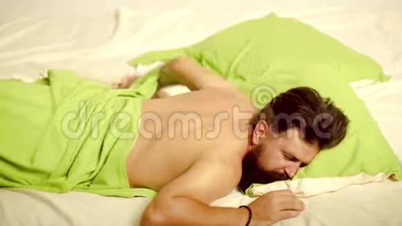 一个长胡子的嬉皮士睡眠有问题睡眠男长胡子的人睡在卧室的床上侵犯睡眠视频的预览图