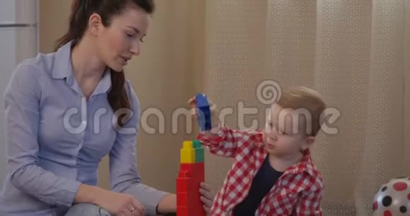 家长教孩子如何玩积木一起玩得开心视频的预览图