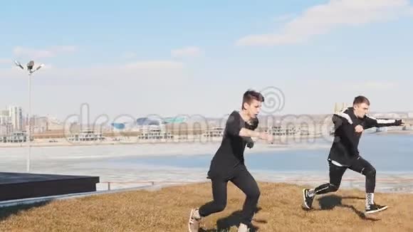 两个人在草地上奔跑表演魔术视频的预览图