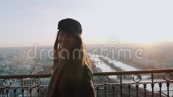 生活方式肖像年轻快乐美丽的旅游妇女微笑在埃菲尔铁塔上日落巴黎天空慢动作视频的预览图