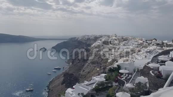 下午大视野下午从山上俯瞰桑托里尼岛上的奥亚镇视频的预览图