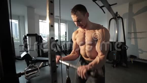男运动员正在训练他的肌肉视频的预览图