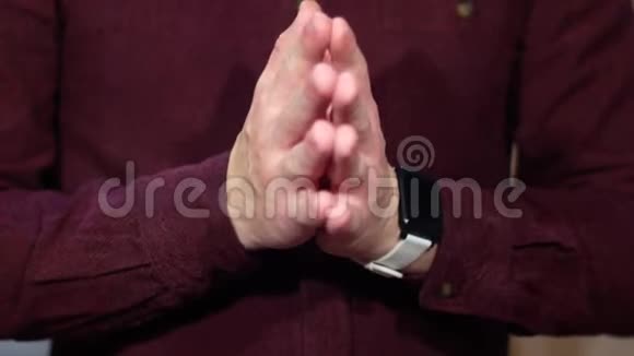 一个人用双手做各种手势视频的预览图