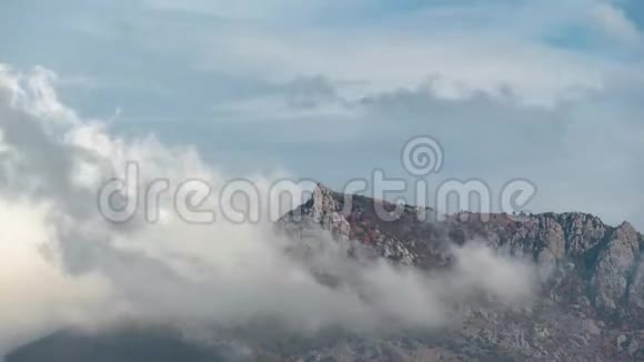 在多岩石的山脉上空盘旋的云时间流逝视频的预览图