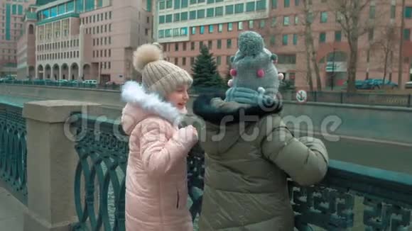 风起秋日现代城市的河堤上站着两个少女视频的预览图